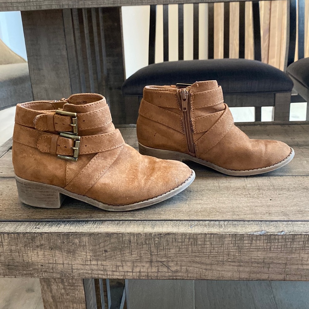 Art class ankle booties